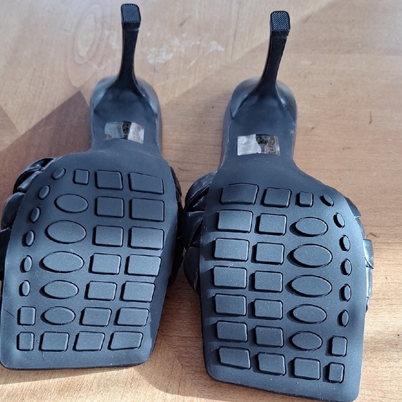 Chic Black Woven Heels - Picture 4 of 8